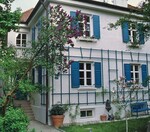 1 Deckend lackierte Treillage an einem Wohnhaus in München-Solln