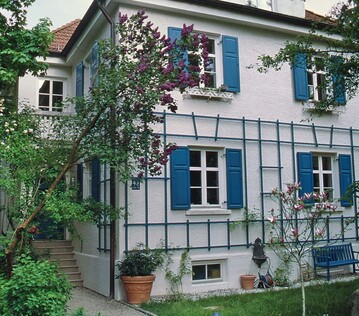 1 Deckend lackierte Treillage an einem Wohnhaus in Mnchen-Solln