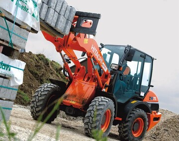 2 Gngige Benchmarks steckte Hitachi bei der Entwicklung der neuen Kompaktradlader  hier der ZW75 aus der Mitte des Trios