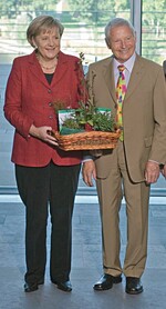 Die Kanzlerin erhielt von Karl Zwermann eine Auswahl heimischer, seltener Stauden