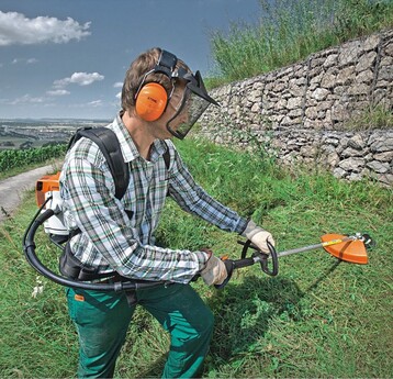 1 Steile Bschungen, Hnge und Weinberge sind die Domne von Rckentrage-Freischneidern wie dem Modell FR 480 C-F von Stihl mit Elektrostart