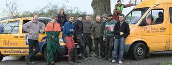 Starke Truppe: Ulrich Pfefferer (ganz links) und sein Team. In Zukunft sollen Valentin Dresely (5. v. l.), Marc Sacker (6. v. l.) und Harald Jetter (ganz rechts) die Baumkultur fhren.
