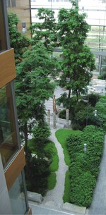 Überdachter Innenhof in der LBS Hannover mit automatischer Bewässerung