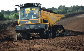 1 Hohes Ladevermgen und Fahrtempo verbindet der Zwlftonner Bergmann 3012 Track. Vier bewegliche Deltalaufwerke bringen ihn sicher bergauf