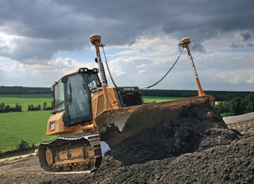 1 Die Caterpillar D6K im Hangeinsatz. Ihre Maschinensteuerung verwendet eingespeiste CAD-Planungsdaten beim Herstellen der Gelndekontur