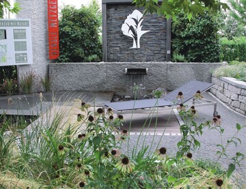 In der Baumschule Huben in Ladenburg gibt es seit 2005 Mustergrten von Garten- und Landschaftsbaubetrieben. Darunter auch der Garten des Mannheimer GaLaBau-Betriebs Hensle-Metzger (l.) und der ERDA Gartenservice GmbH in Ladenburg. 