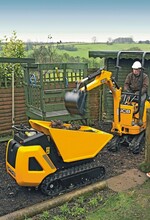 1  JCB konzentriert sein aktuelles Angebot auf den Dumpster HTD 5 (Diesel). Seine Hochkippmulde erreicht 1 450 mm Auskipphöhe