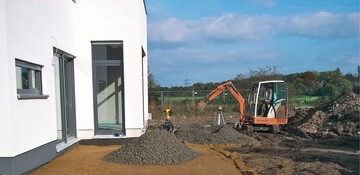 Das Haus steht, doch wann kann der Landschaftsgrtner ran? 