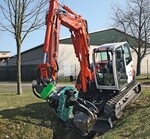 Ein Baggerarm, komplett mit Handgelenk und Greifhand: die Hunklinger-Zange mit Oilquick-Adapter am HKS-Schwenkrotator