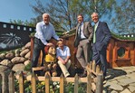 Ministerpräsident Peter Harry Carstensen, Katja Rathje-Hoffmann (MdL), Christian von Boetticher (MdL) und FGL-Ehrenmitglied Reimer Meier in den Themengärten der LaGa Norderstedt