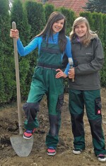 Kira und Carmen haben beim Girls’Day 2011 in den GaLaBau reingeschnuppert.