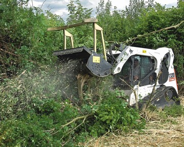 1 Der T320, ein Kompakt-Raupenlader von Bobcat im Forsteinsatz  bisher noch ein seltenes Bild in deutschen Wldern.