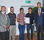 Detlev Niemann (re.) zeichnete die Macher der neuen Schriftenreihe „LA live“ mit dem FLB-Förderpreis aus (v. l.): Heinrich Rüter, Sebastian Stanglmaier, Susanne Leckel und Noah Schönhofer.