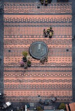 Alte Mauerreliefs standen Pate: Pflasterteppich aus gelben und braunen Pflasterklinkern in der Classensgade 27 A.