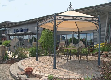 2 Teure Schauanlage: Im „Nrminger Handwerkerzentrum“ haben die Stolls in einen Mustergarten investiert.