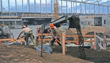 2 Landschaftsbau mit Tropen-Flair: Krahnstver & Wolf-Mitarbeiter beim Bodenauftrag