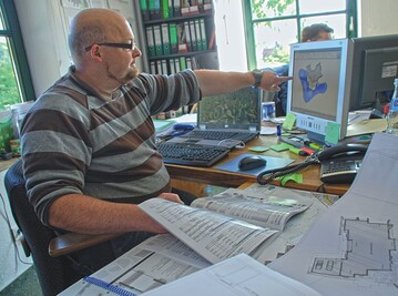 1 So entsteht die Ausfhrungsplanung: Thomas Boland macht aus den Skizzen einen Plan, nach dem gebaut wird.