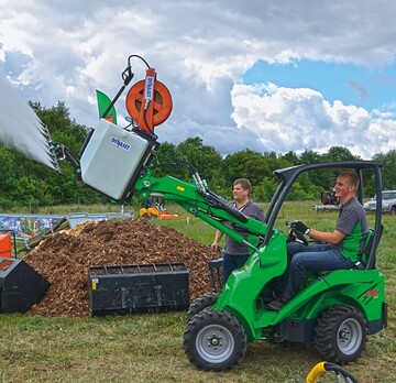 1 Fr Action auf der demopark sorgte Avant Tecno, hier mit einem Multifunktionslader der 400er-Serie, ausgestattet mit Hochdruckreiniger.