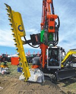 2 HKS fertigt Schwenkrotatoren, mit denen sich Raupenbagger in Grundmaschinen für die Arealpflege verwandeln können, etwa mit einer Astschere von Dücker.