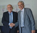 (v. l.) Prof. Dr. Rolf-Dieter Postlep, Präsident der Universität Kassel, und Prof. Hermann Heiler, Präsident der Hochschule Weihenstephan-Triesdorf, besiegeln per Handschlag die Zusammenarbeit von Universität und Hochschule.