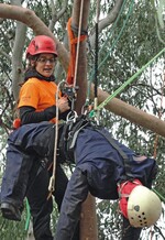 Kathrin Blessing bei der Disziplin „Rettung“. Sie belegte bei der Weltmeisterschaft im Baumklettern in der Gesamtwertung Platz 8.