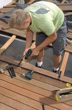 1 Diskret verschraubt: Schradi-Mitarbeiter Finn Schneck befestigt Ipé-Dielen mit Clips von Früh.