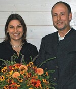 Prof. Dr. Norbert Kühn, Vorsitzender der Karl-Foerster-Stiftung, überreichte in Freising die Auszeichnung an Karen Brix.