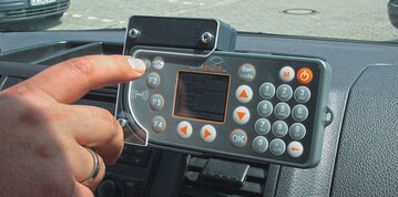 2 Einfache Bedienung: MobilZeit System T3 in der Fahrzeughalterung