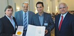 Albert Reuter (l.) und Gerald Schleiden (3. v. l.), Firma Nuppeney, Hanns-Jürgen Redeker, BGL (2. v. l.), Staatssekretär Peter Bleser