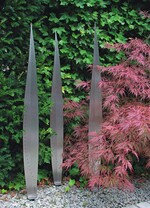 Elegante Edelstahlblätter Der natürlichen Form der Agave nachempfunden, trotzt dieses Blatt allen Jahreszeiten. Ein Erdspieß mit Eintritt-Hilfe für den Boden sorgt für Standfestigkeit im Beet oder Rasen. Als „Leichtgewicht“ unter unseren Skul