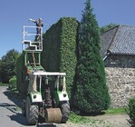 Der Schnitt einer meterhohen Hecke ist nicht ungefährlich. In der Region Aachen ist man das gewöhnt.