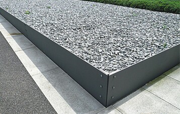 1 Einfassung aus verzinkten und lackierten 8-mm-Blechen (Planung: Mader, Ausfhrung: Metallbau Kebinger)