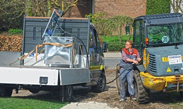 1 Fr den Transport zum unmittelbaren Verbrauch bietet Bauer seine mobilen Tankanlagen MT-E mit 300 oder 430 Litern aus verzinktem Stahl.