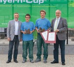 Präsident Ulrich Schäfer (links) überreicht zusammen mit dem Bamberger Stadtrat Andreas Grader den Bayern Cup 2012 an Michael Zäh und Ludwig Reichl.