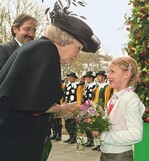 Ein Blumenstrauß als Wllkommensgruß für die holländische Königin Beatrix