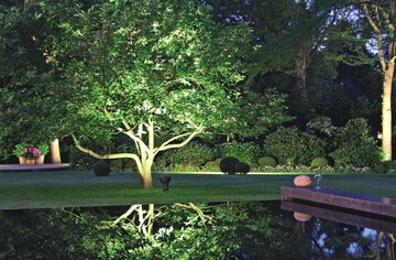 1 Licht macht den Garten nicht nur hell und damit auch in den Abendstunden nutzbar  gekonnt eingesetzt, inszenziert es ihn regelrecht neu.