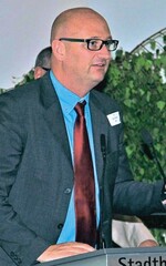 Der Organisator: Prof. Sigurd Henne wirbt für avela.