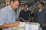 Oben: Autogrammstunde am Ulmer-Stand – Stefan Leszko signiert sein Kolumnenbuch.