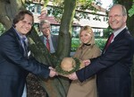 Organisator Prof. Dr. Jürgen Bouillon, Dr. Hagen Gleisner, Baumkönigin Isabel Zindler und Osnabrücks Bürgermeister Burkhard Jasper freuten sich über 30 Jahre Baumpflegetage.