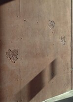 Rot eingefärbter Beton an der Waldorfschule in Augsburg.