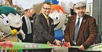 2 ... schnitten Bürgermeister Hendrik Sommer und Landrat Dietmar Schulze im Beisein der Maskottchen Fine und Nemo schon mal das Eröffnungsbändchen durch.