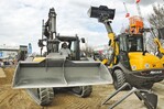 3 Präsentation von Baggern und Ladern am Stand von Mecalac