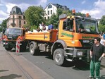 Der Fuldaer Unternehmer Wilhelm Hartmann (im Bild Maryo Schmack) transportierte mit seinem Unimog unter anderem Sandsäcke – hier am Dresdner Elbufer an der Leipziger Straße.
