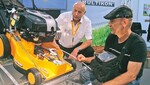 3 Erfinder Konrad Freudemann (l.) von Multicon erklärt Technik-Autor Ekkehard Musche den neuen Universalmäher.