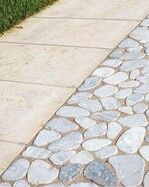 2 Ausgezeichnet: Kieselpflaster in einem Wiener Villengarten