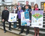 Die Jury mit den Siegerentwürfen: Otto Poppa, Petra Hirsch, Dr. Markus Miller, Barbara Siehl, Jonas Reif und Anja Heil (v. l.).