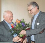 Der wiedergewählte Vorsitzende Georg Firsching (re.) gratuliert Hans-Günther Böhmer aus Storkow für den Sieg beim Signumswettbewerb.
