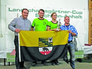 VGL-Prsident Jan Paul (li.) und Vize Stefan Neumann freuen sich mit den Siegern ins Sachsen-Anhalt