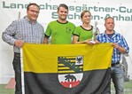 2 VGL-Präsident Jan Paul (li.) und Vize Stefan Neumann freuen sich mit den Siegern in Sachsen-Anhalt.