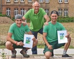 Lars Breuer (l.) und Bastian Wenzel (r.) mit Walter Schmitz (M.)